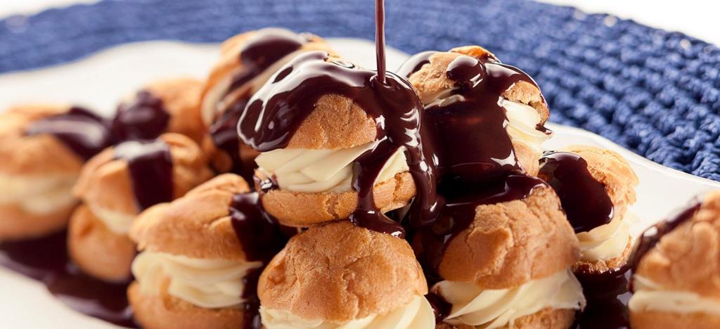 Profiterolis Recheados com Calda de Chocolate