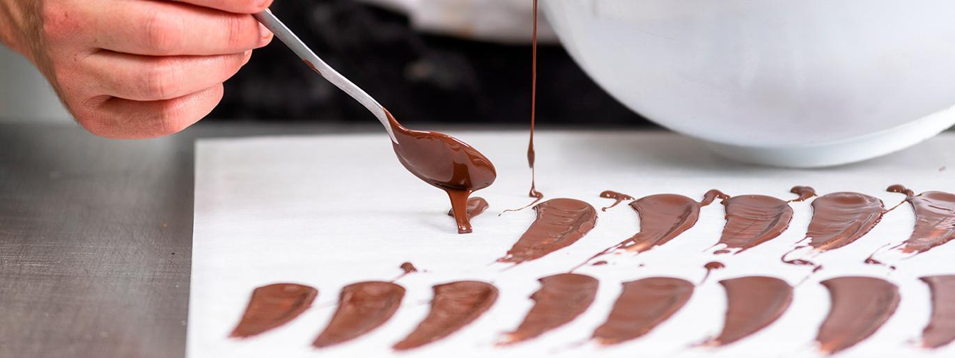 Como fazer lâminas de chocolate para decorar seus doces