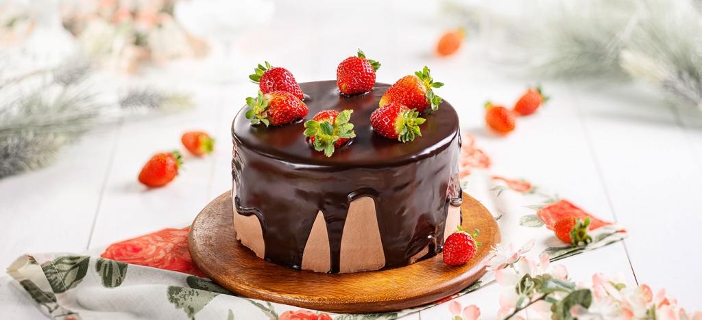 Bolo Ganache Aerado e Morangos
