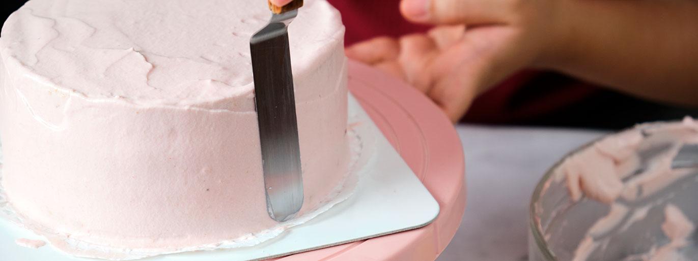 Como decorar bolos usando espátula