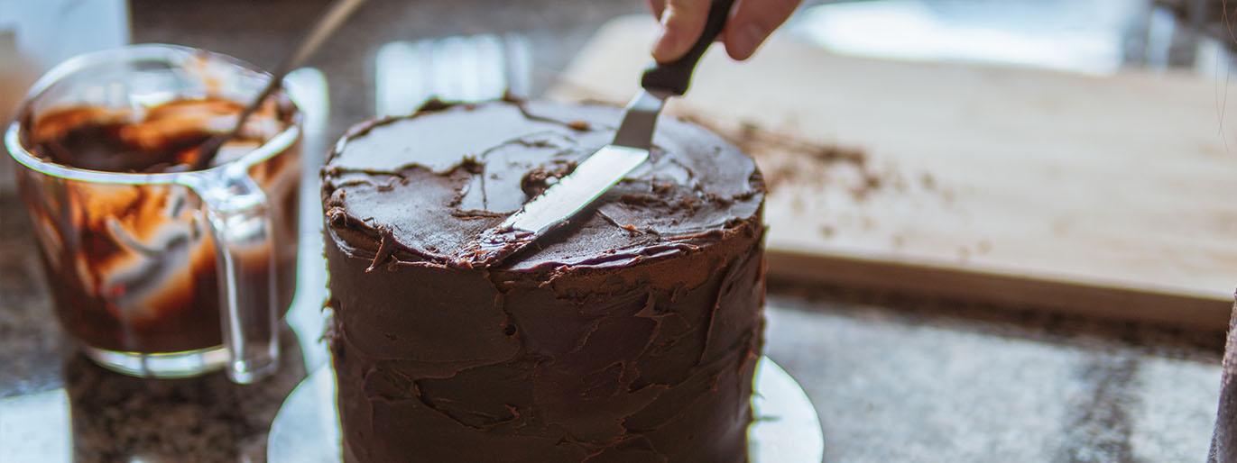 Aprenda a blindar seus bolos usando ganache