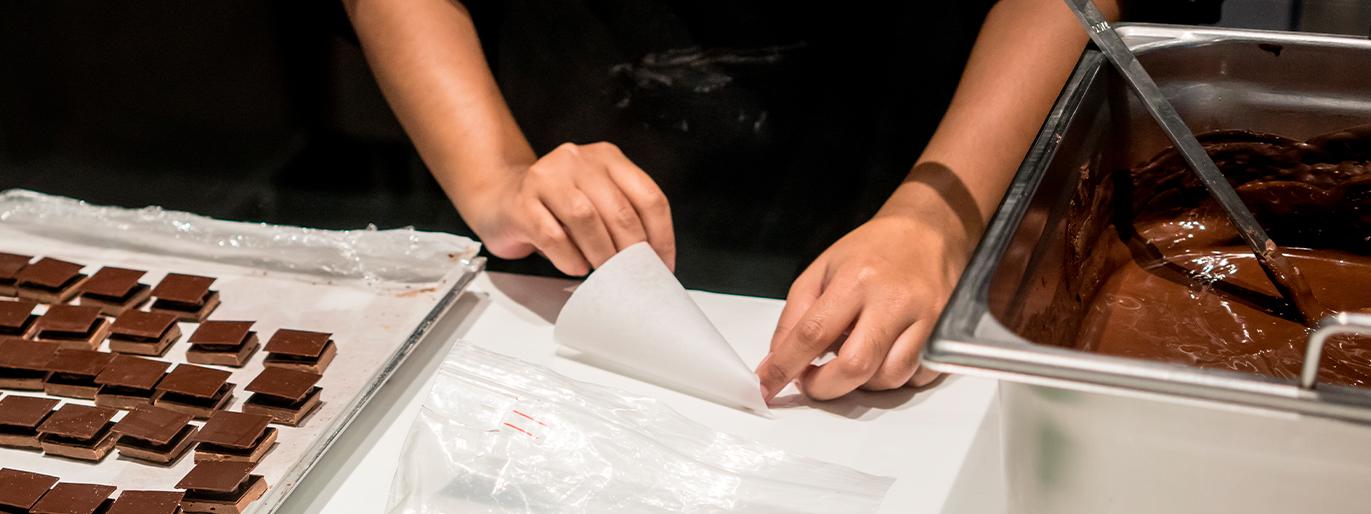 Aprenda a decorar seus doces usando cone de papel manteiga