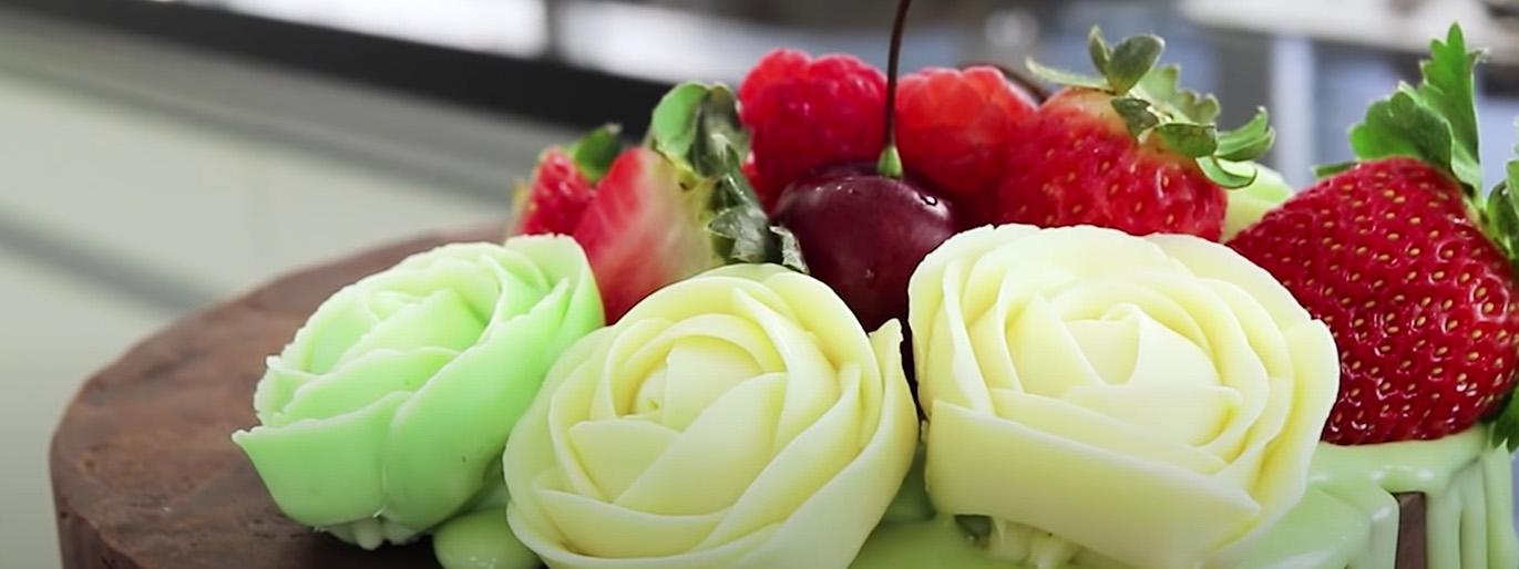 Aprenda técnicas para decorar bolos e cupcakes com ganache