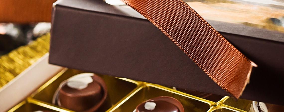 Como garantir efeito marmorizado ao chocolate