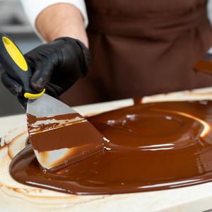 Temperagem de chocolate: o segredo para preparos com brilho