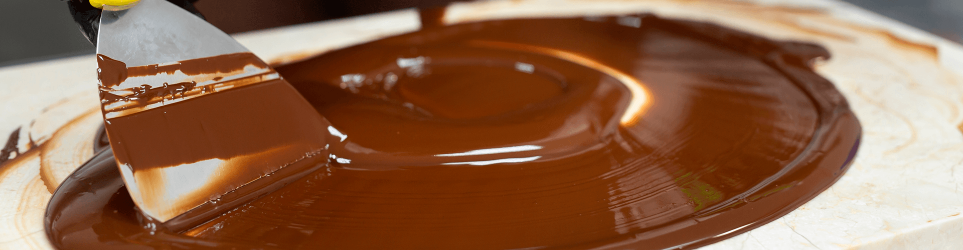 Temperagem de chocolate: o segredo para preparos com brilho