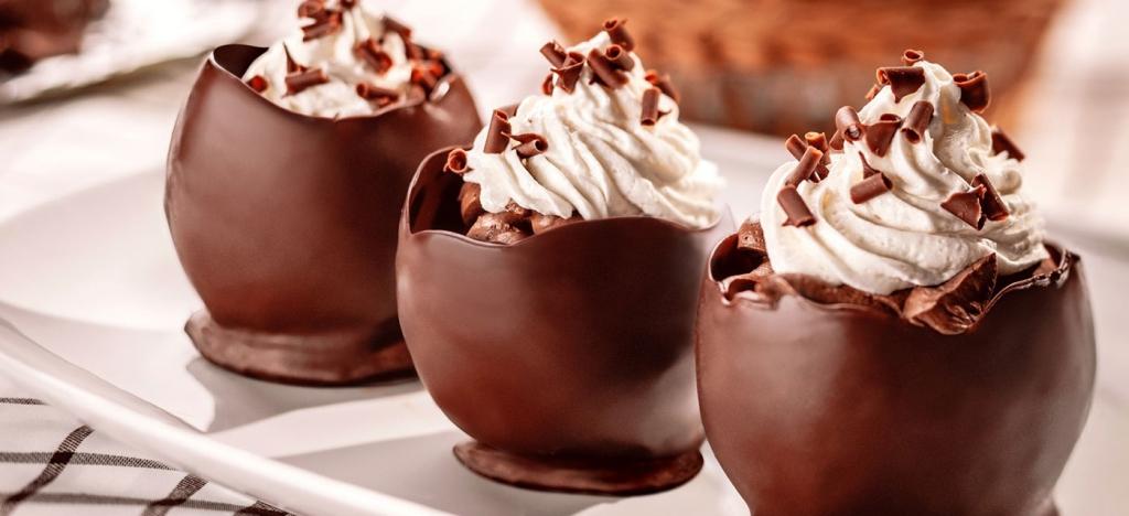 Ovos com Recheio de Mousse de Chocolate e Chantilly