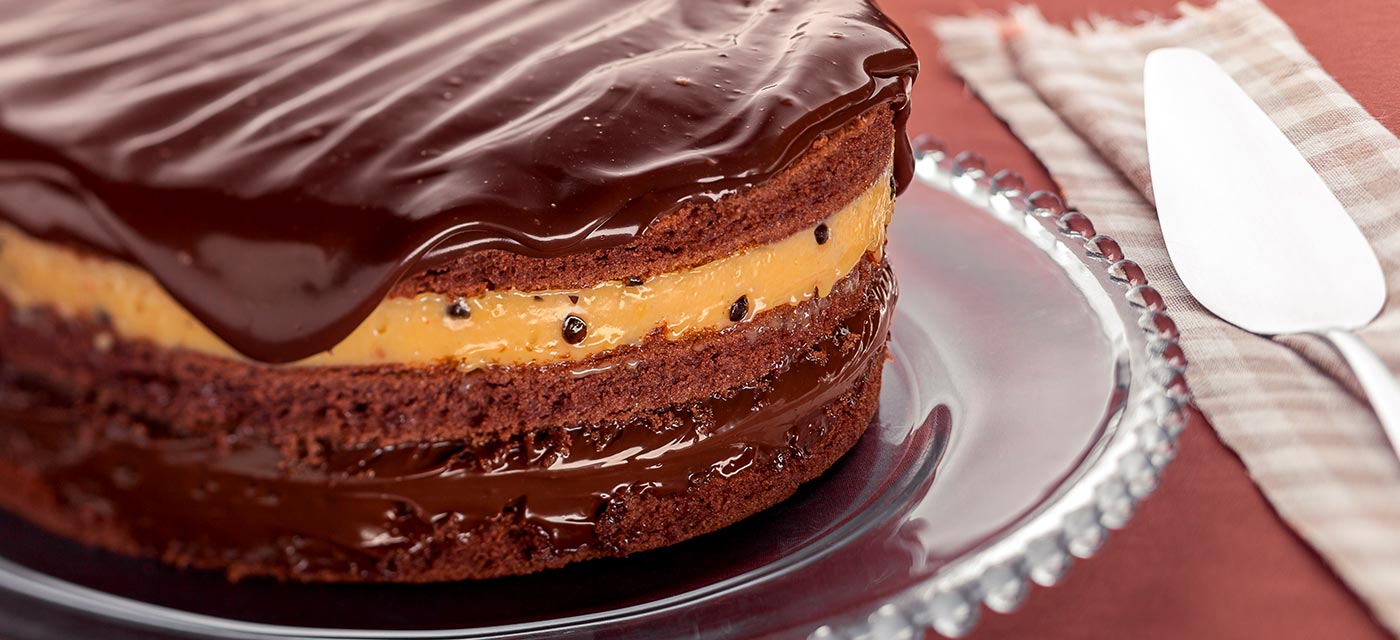Receita de bolo trufado de chocolate com maracujá do Portal Docepedia