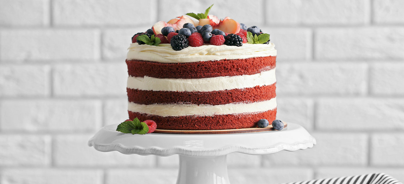 naked cake red velvet feito com massa chifon e decorado com frutas vermelhas 