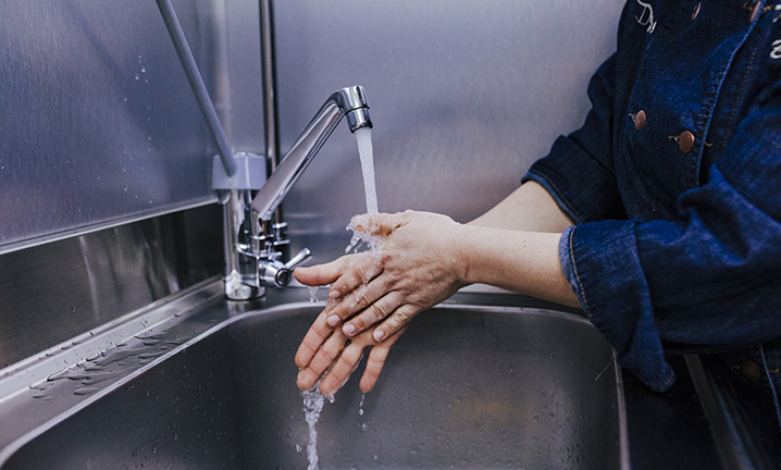 pessoas lavando as mãos e mantendo a higiene adequada 