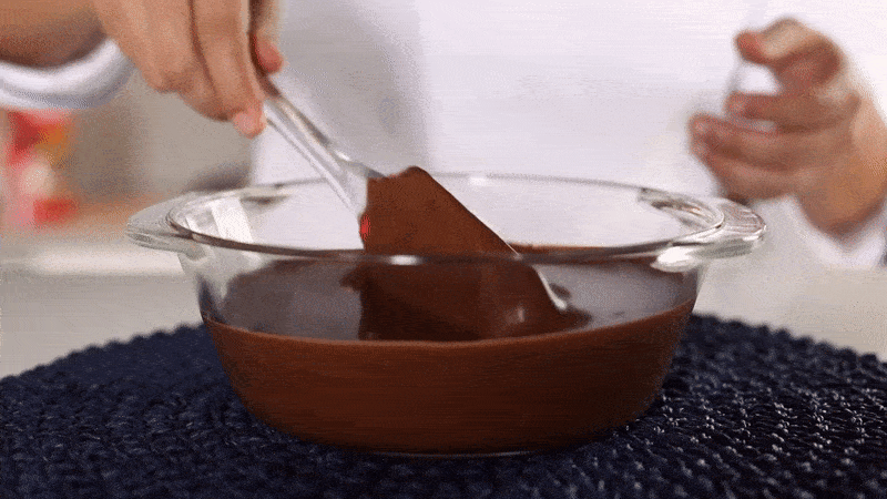 misturando chocolate derretido