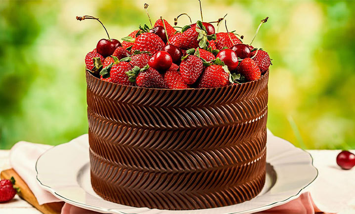 bolo de aniversário de chocolate com morango 