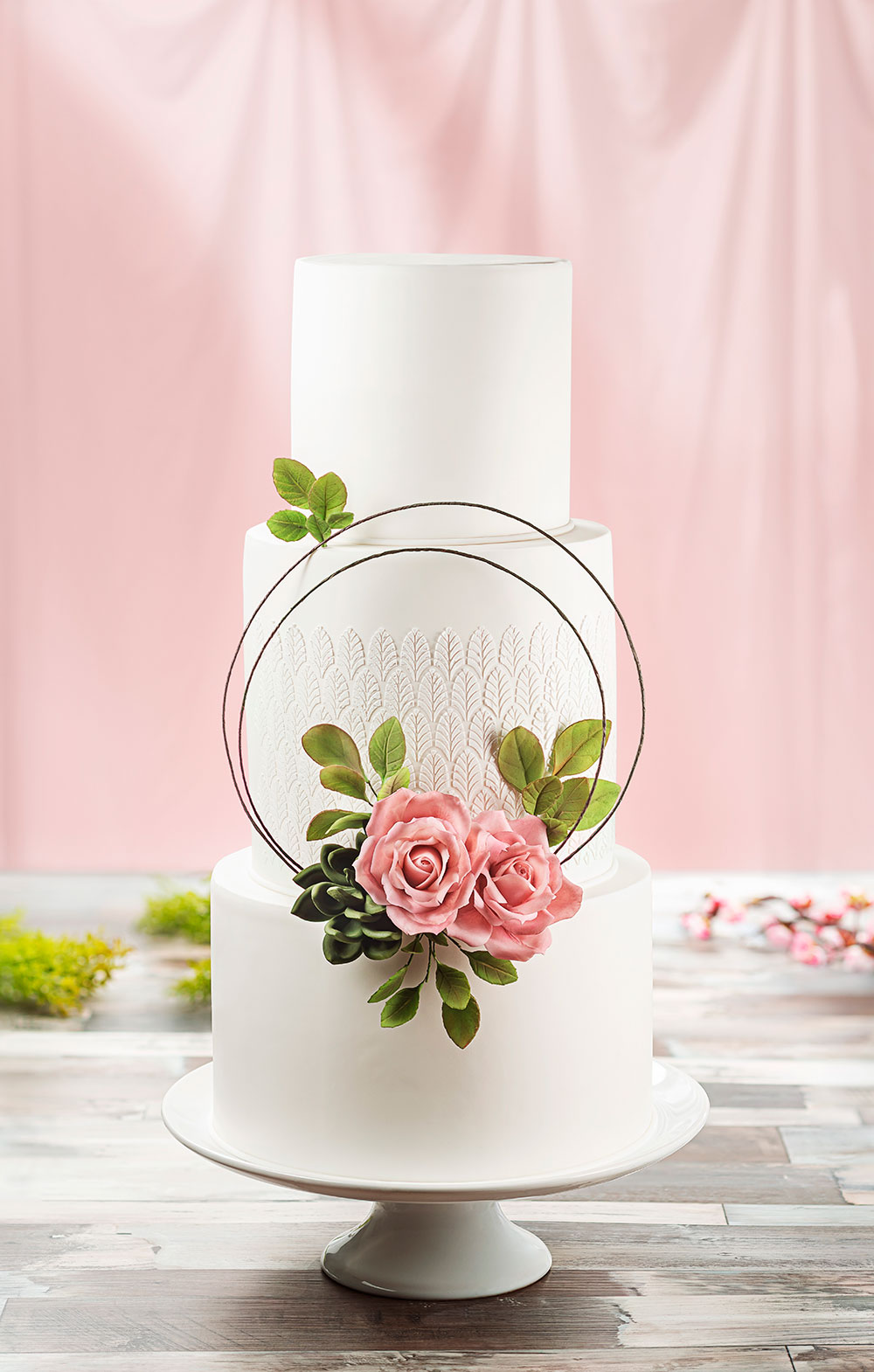 bolo branco de pasta americana mix decorado com flores rosas e folhas verdes
